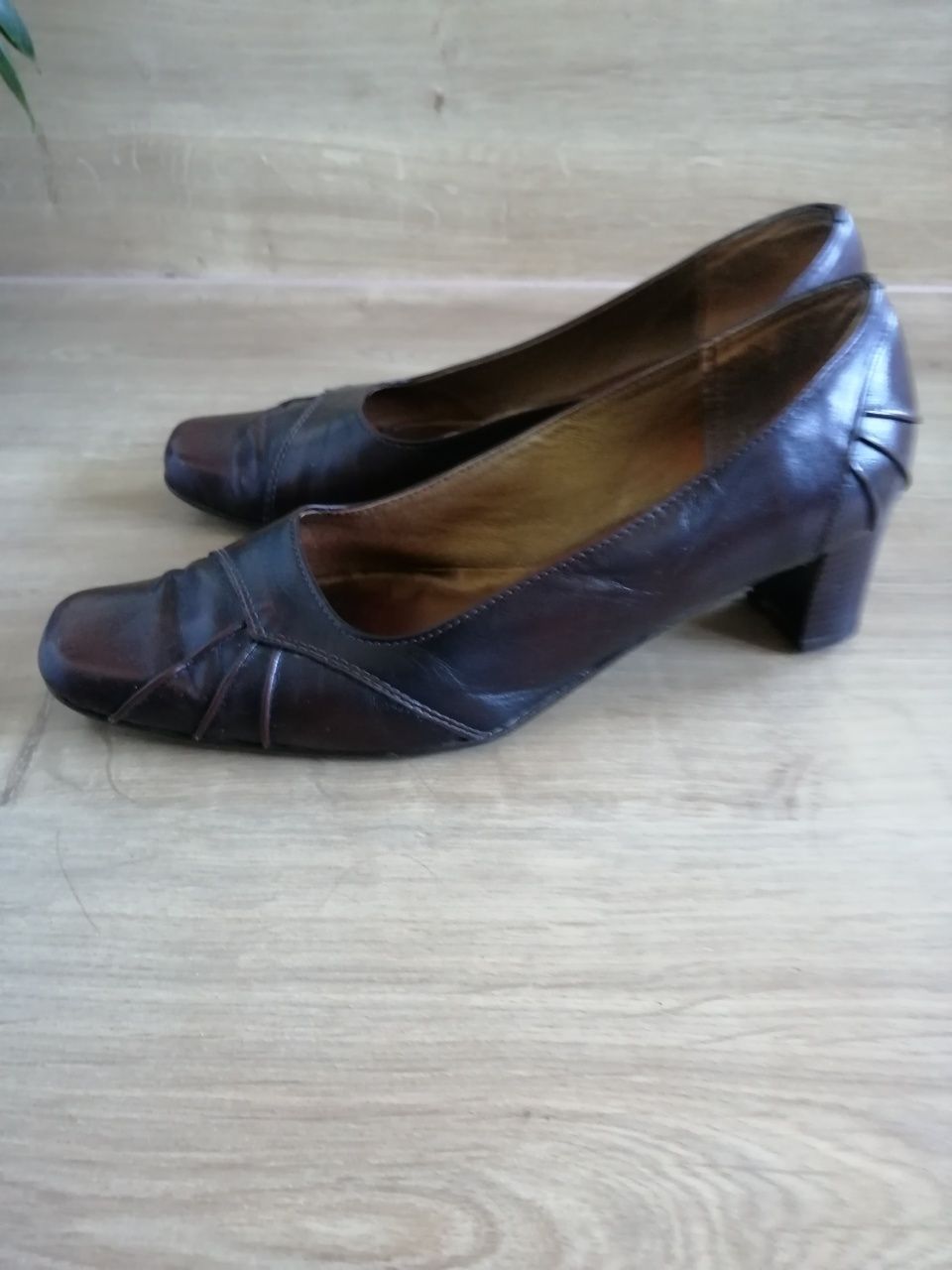 Buty skórzane brązowe na obcasie 39