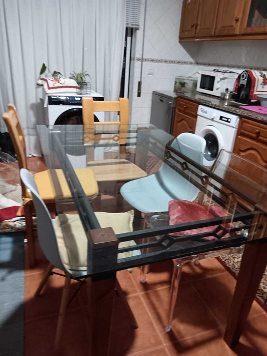 Mesa de vidro sem cadeiras