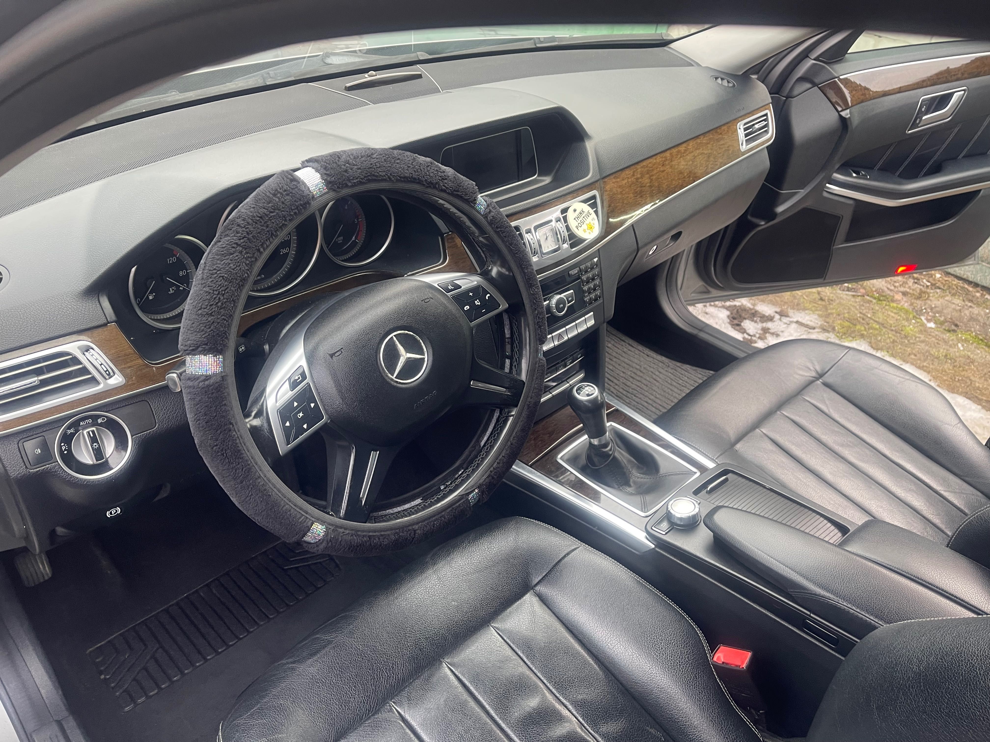 Легковий автомобіль Mercedes E200