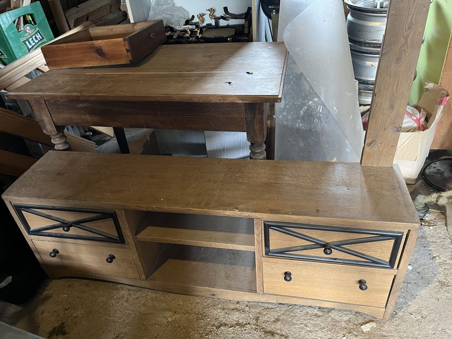 Dębowa szafka RTV ze spornikiem na uchwyt do tv