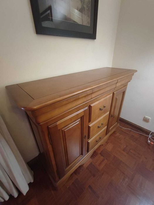 Aparador estilo clássico da Móveis Gaspares em ótimo estado