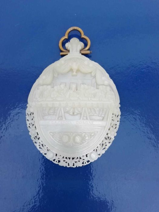 Medalha em Madrepérola “La Cena Domini” – Peça Religiosa Artesanal
