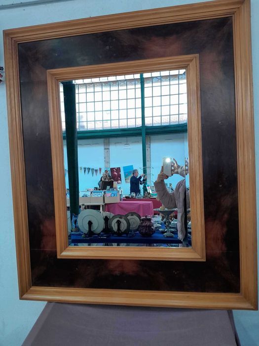 Espelho com moldura em madeira