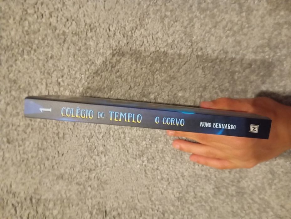 Livro O corvo da coleção Colégio do Templo