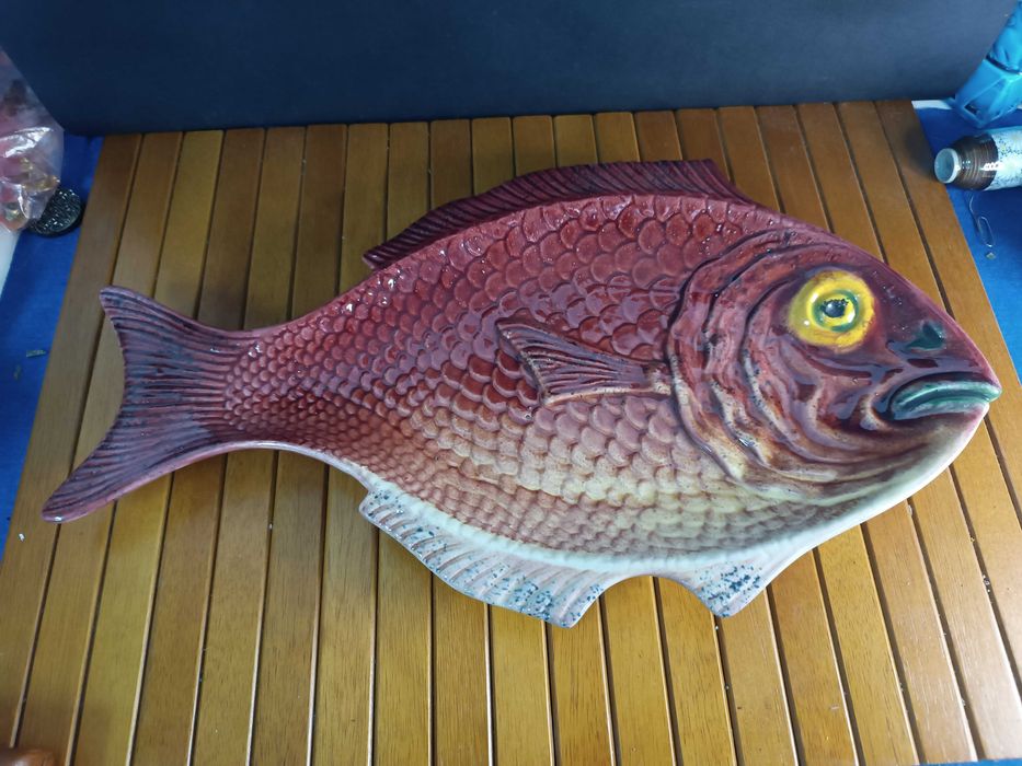 Grande travessa em forma de peixe em caramica vidrada