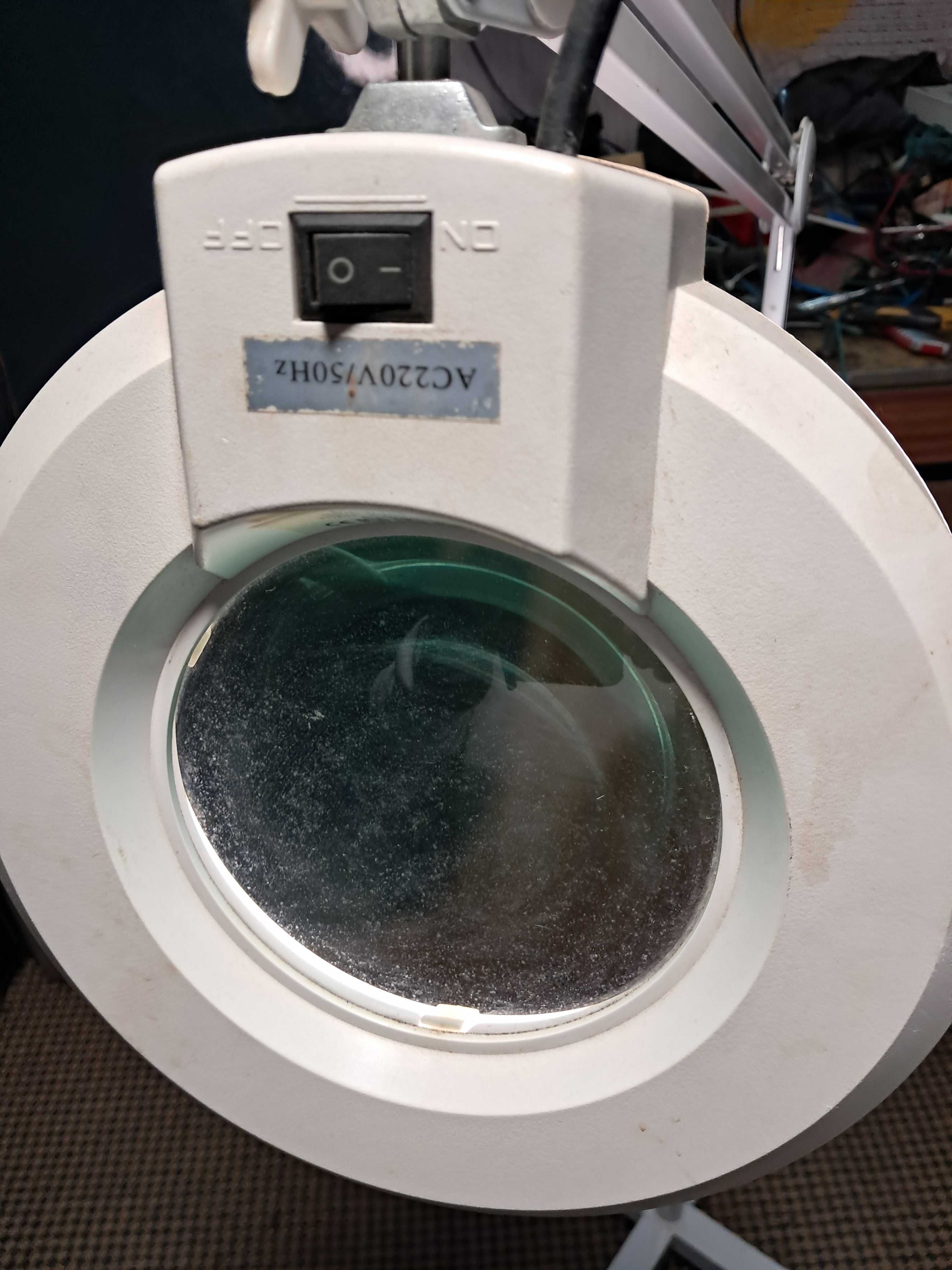 lampa z lupa kosmetyczna