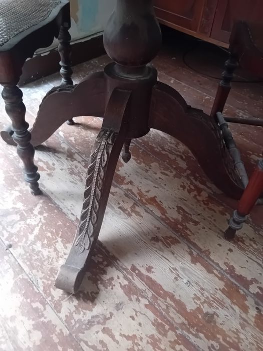 Mesa antiga com algumas marcas de uso