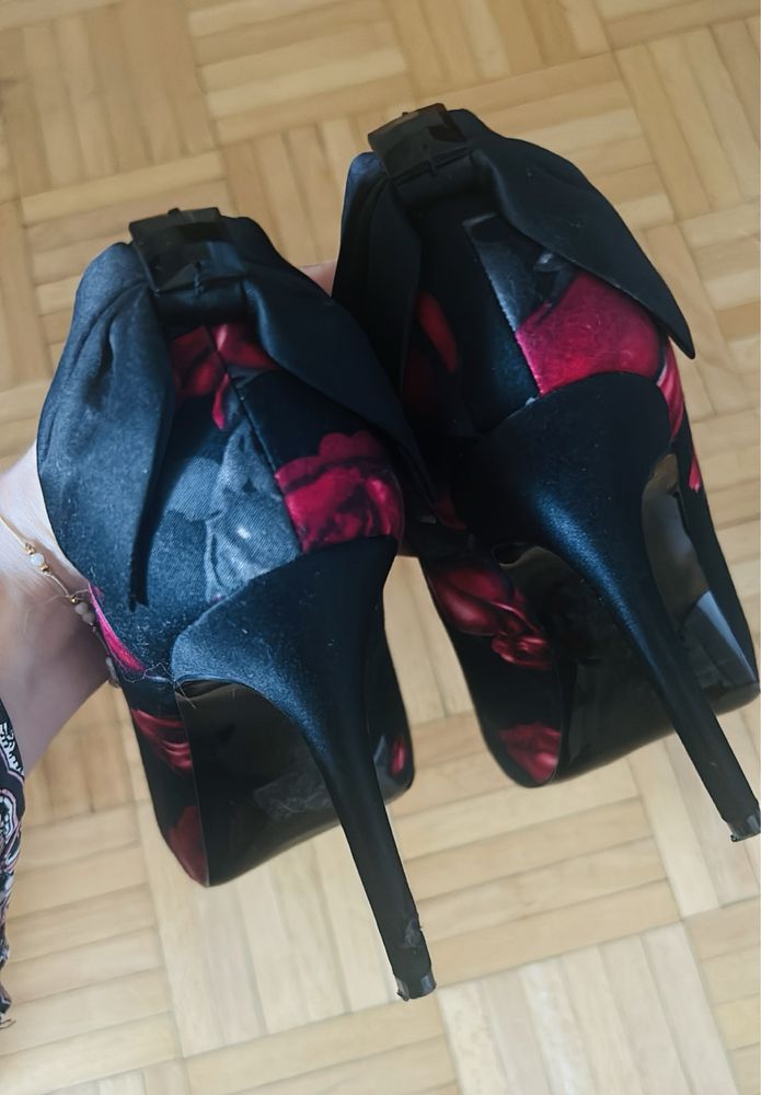 Czarne buty w róże na obcasie Jak Dolce & Gabbana szpilki kwiaty D&G