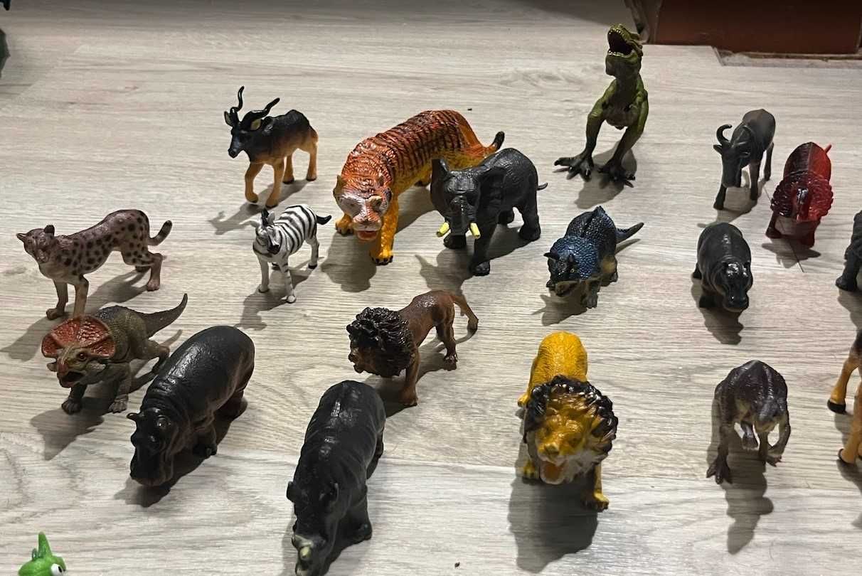 Lote de Animais e Dinossauros de Brinquedo