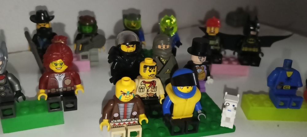 LEGO figurki 18sz i droid 3 korpusy. Lata 90