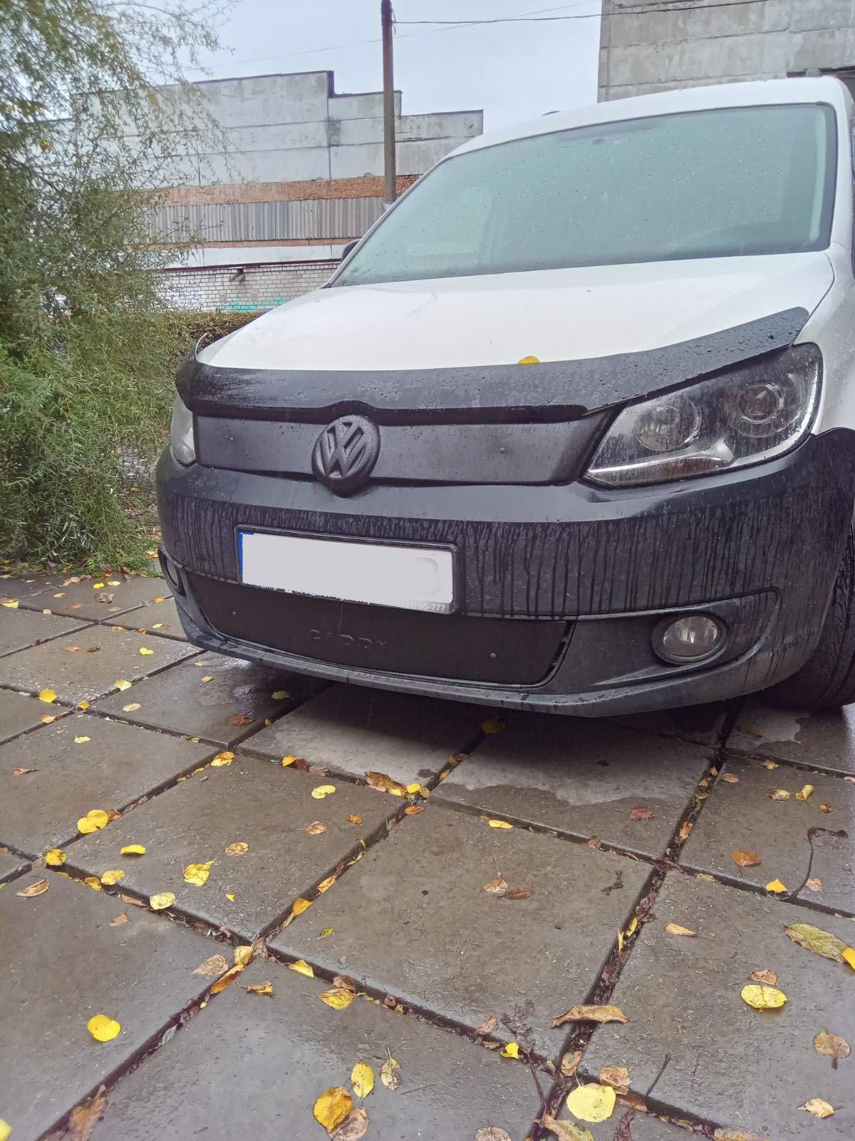 Глянцеві накладки кришки на решітку радіадора на vw caddy 4 2010-2016р