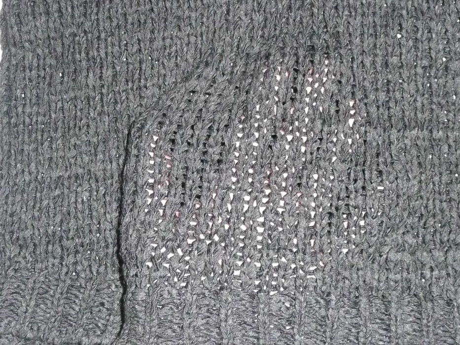 czarny sweter HM , dekolt w serek