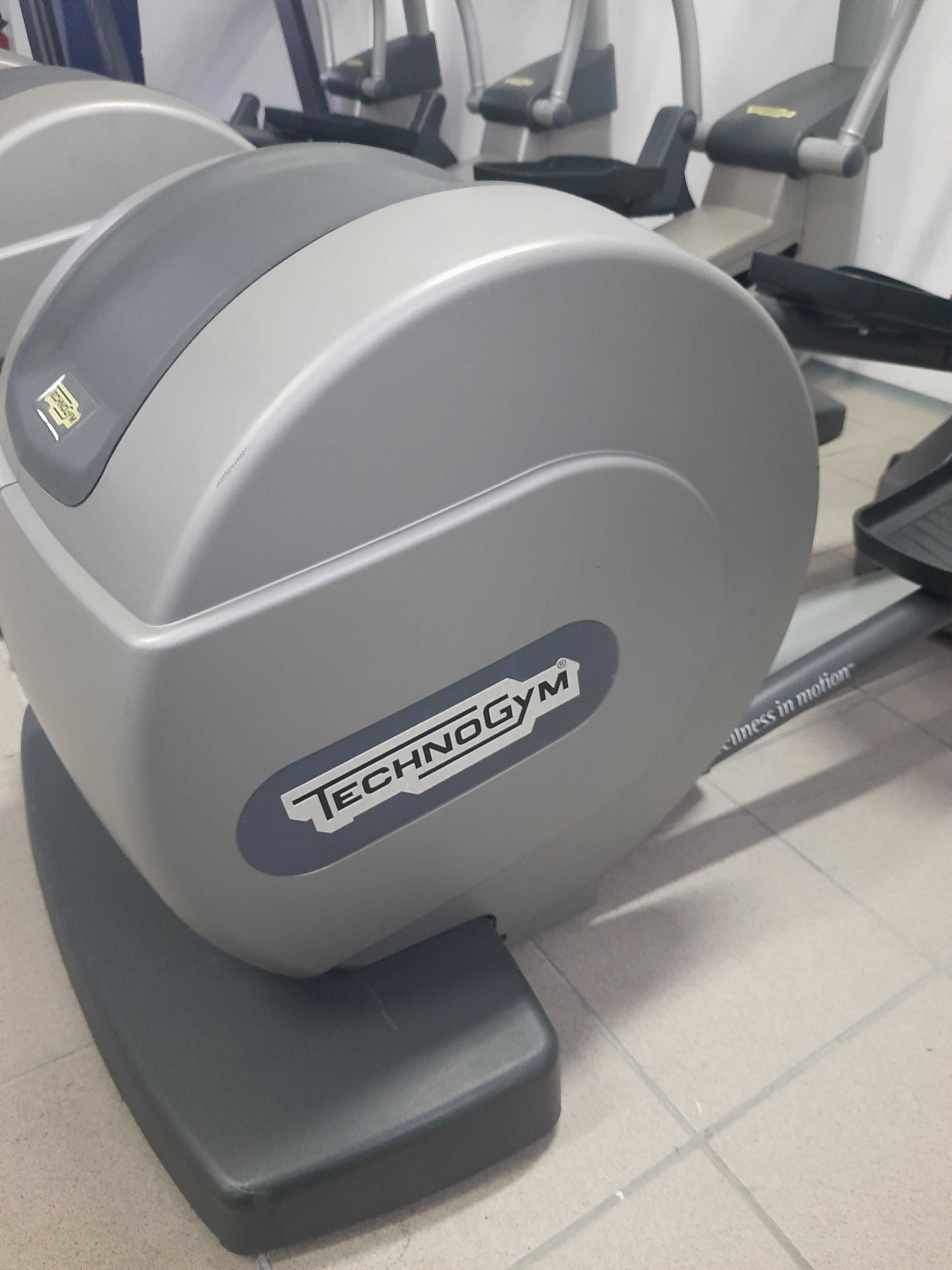Używany profesjonalny orbitrek Technogym Excite w super cenie!