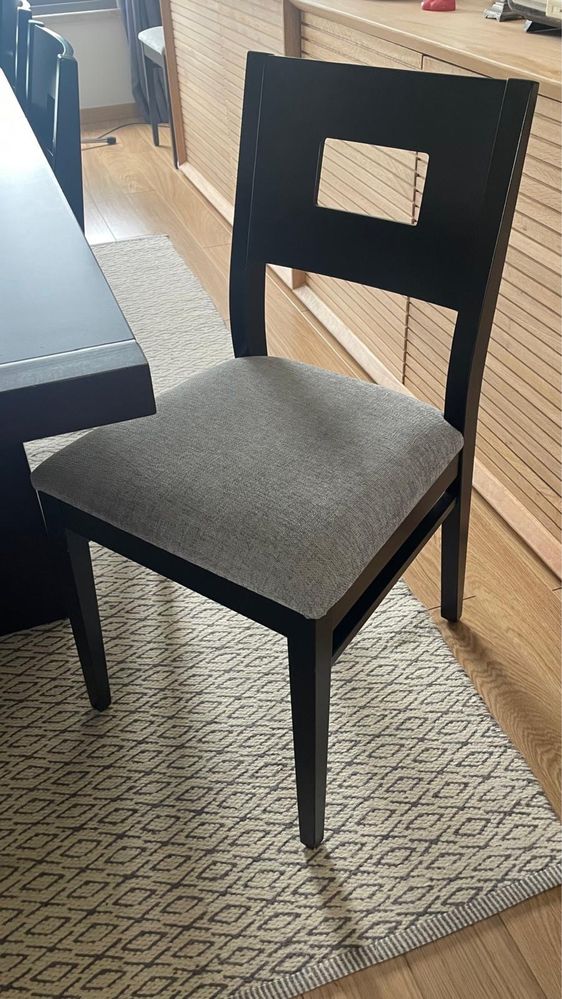 Conjunto de 8 cadeiras de jantar cor wengue com assento estofado