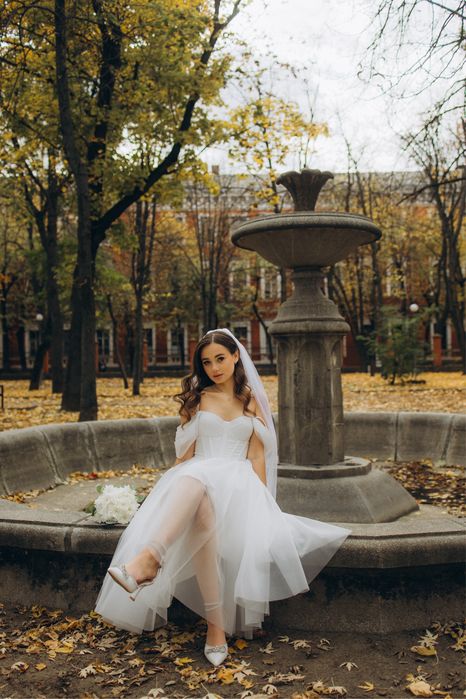 Біла корсетна сукня
