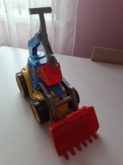 Трактор з двома ковшами