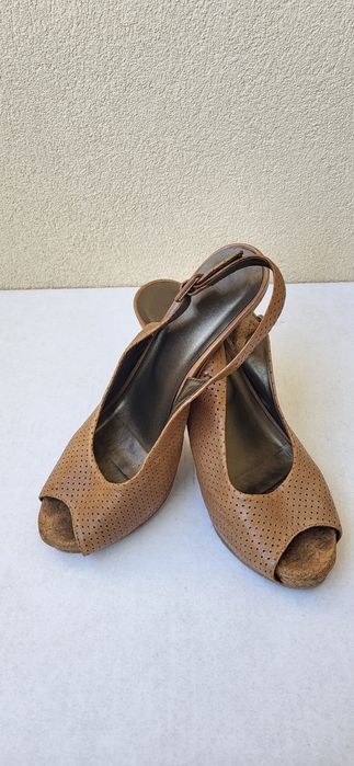 Sandálias compensadas em pele perfurada