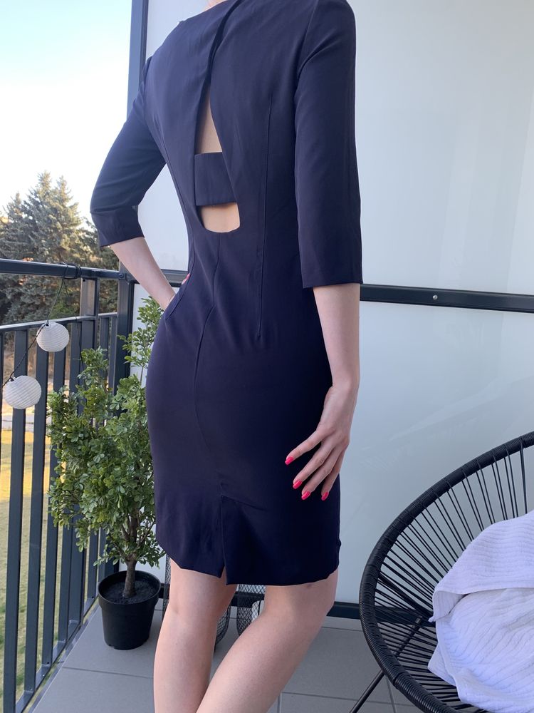 Elegancka sukienka z lekkim wycięciem na plecach