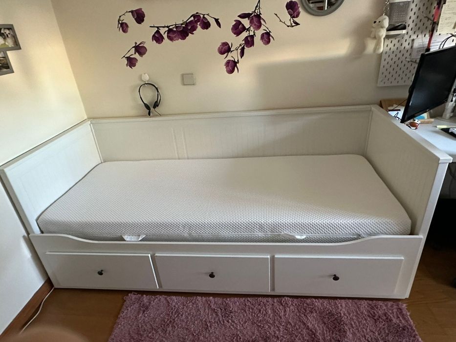 Cama com arrumação e com possibilidade de dois tamanhos