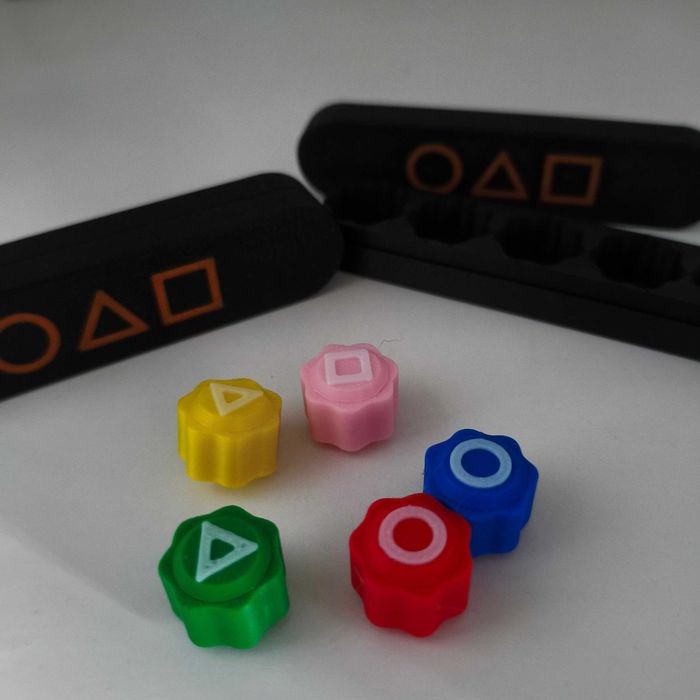 Jogo de dados Gonggi com chumbo da serie Squid Game.