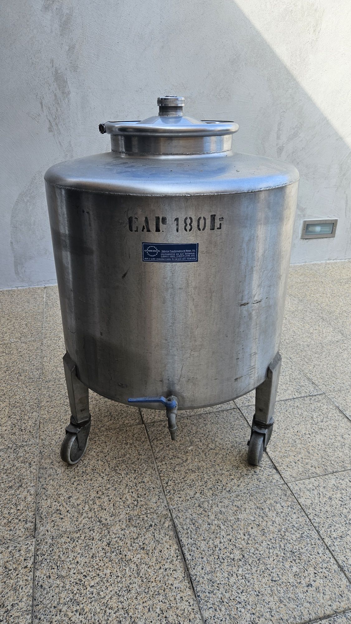 Cuba inox 180 litros com rodas