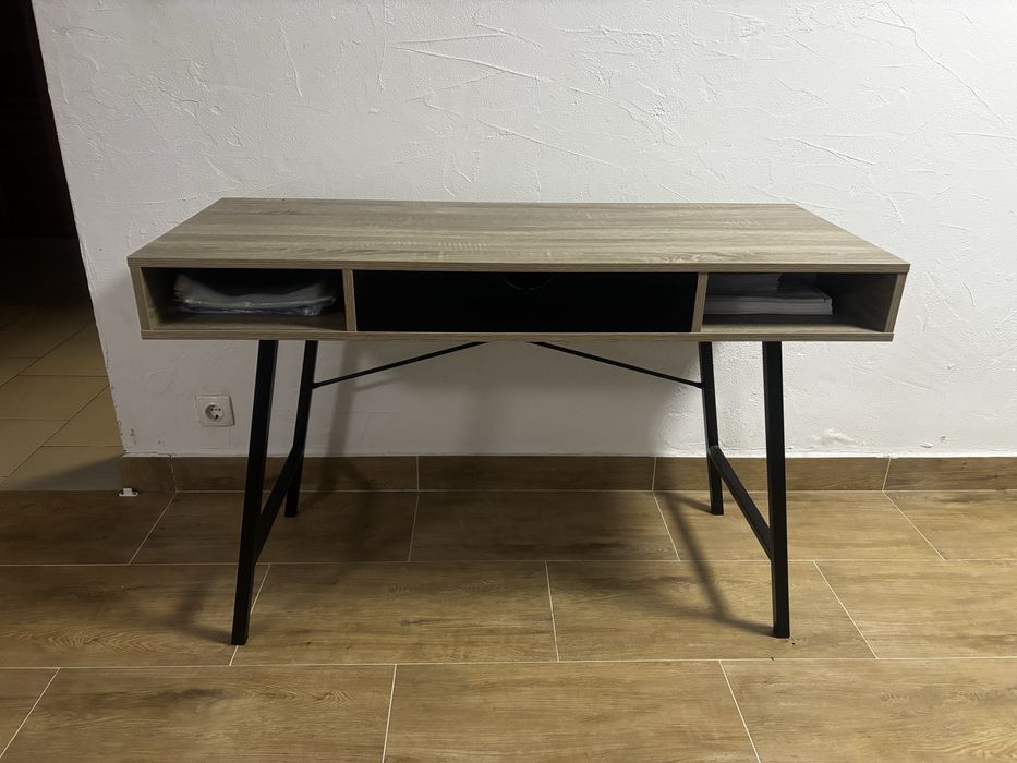 Biurko z czarna szuflada