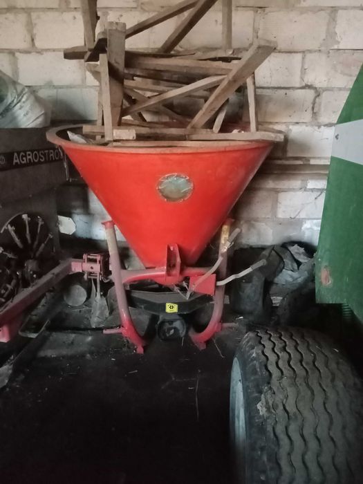 Sprzedam rozsiewacz do nawozu oraz pługi