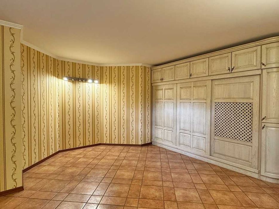 Будинок з ремонтом, гаражем, сауною та басейном. Центральний Парк.