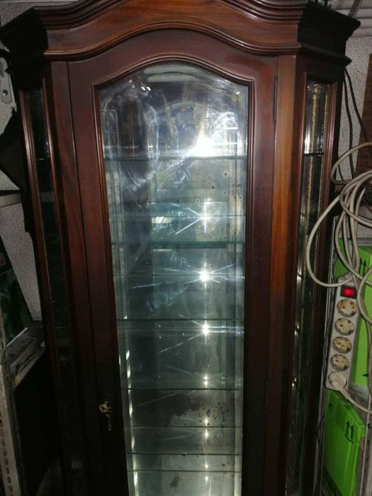 vitrine em madeira maciça e vidro