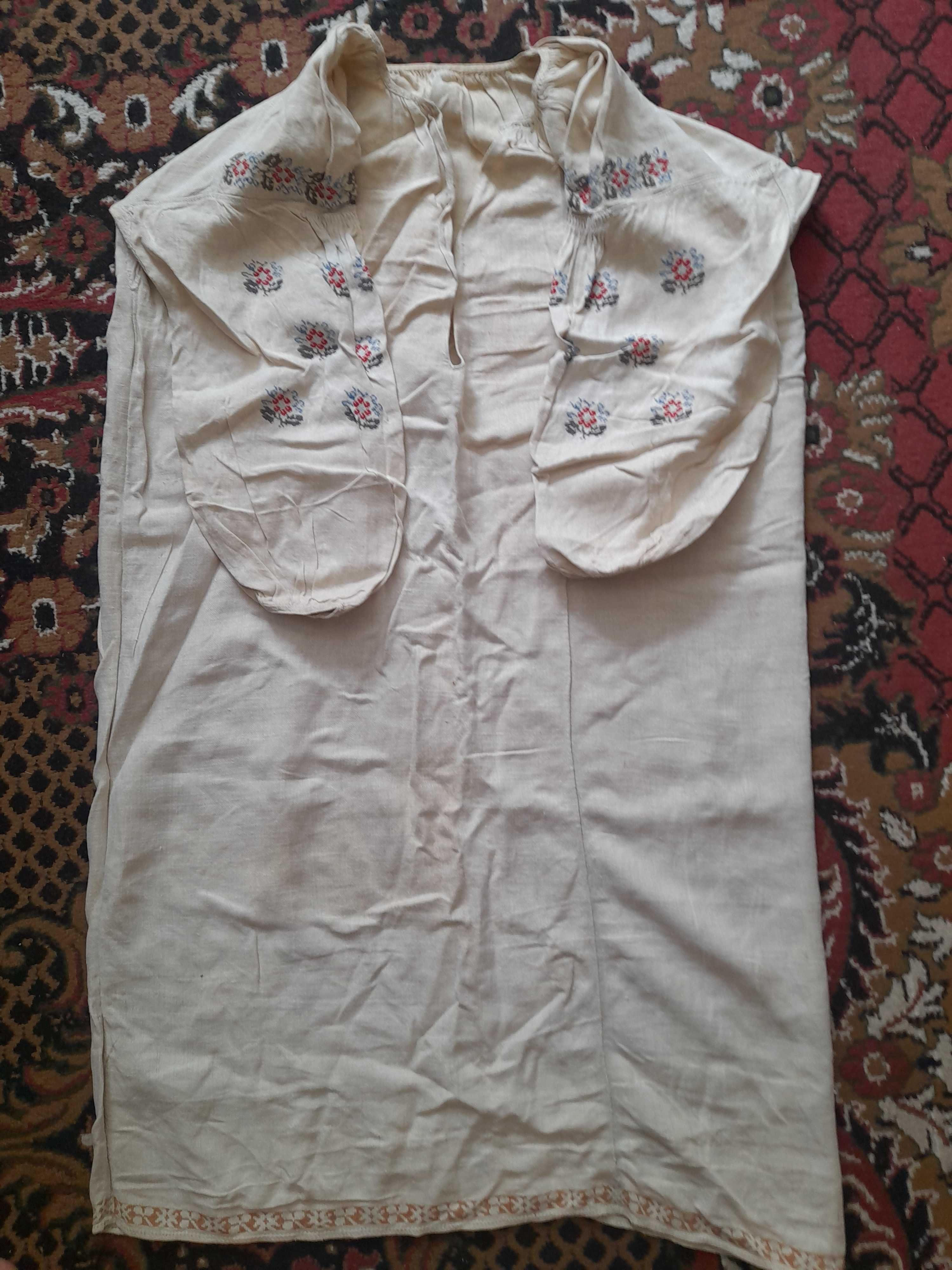 Сорочки жіночі старовинні вишиті з домотканного полотна.