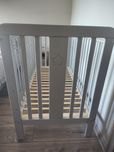 Łóżeczko Woodies Star Cot szare 120x60 z wyposażeniem