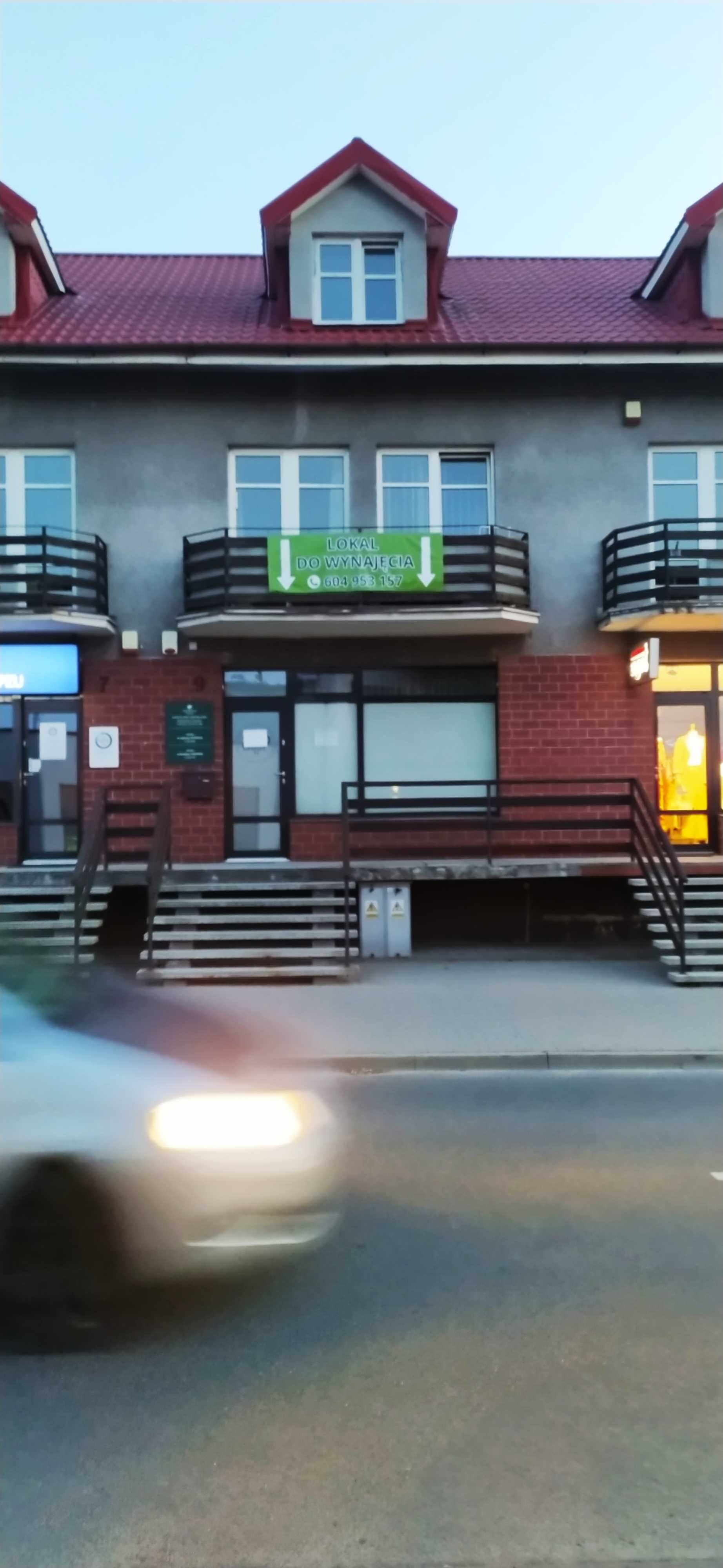 Lokal na parterze, z poczekalnią i zapleczem socjalnym.