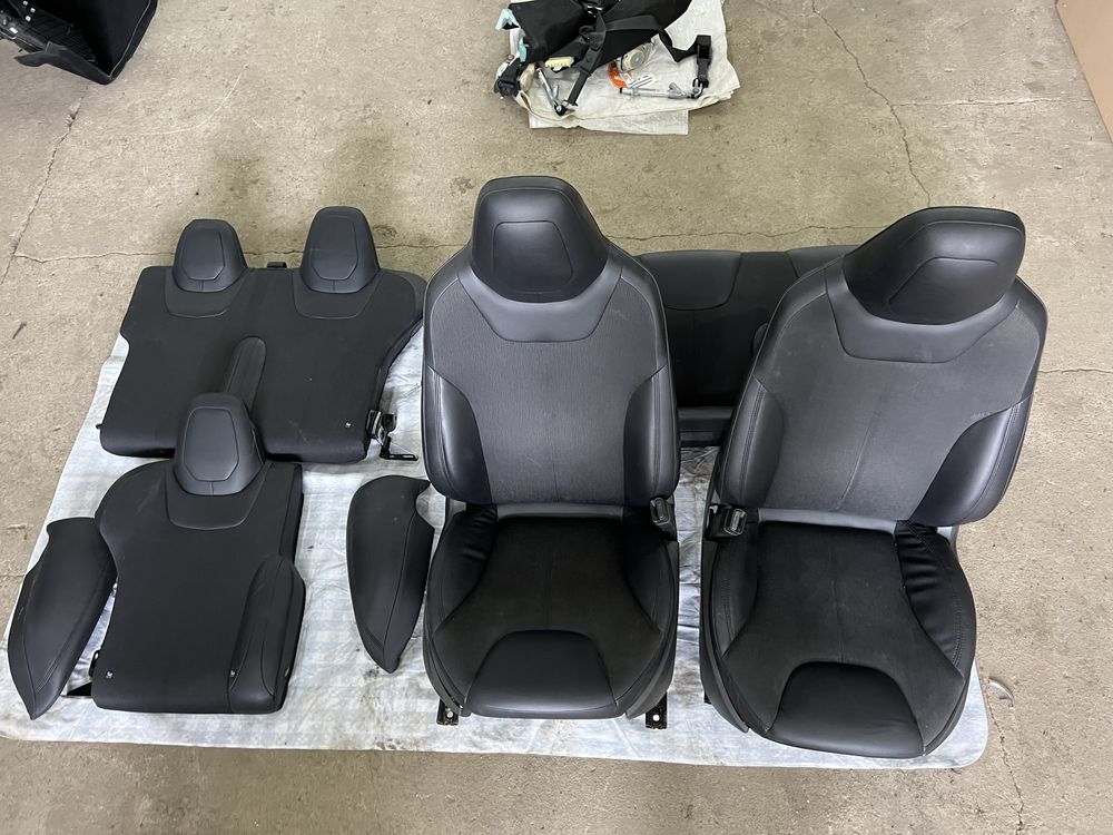 Tesla model s деталі салону