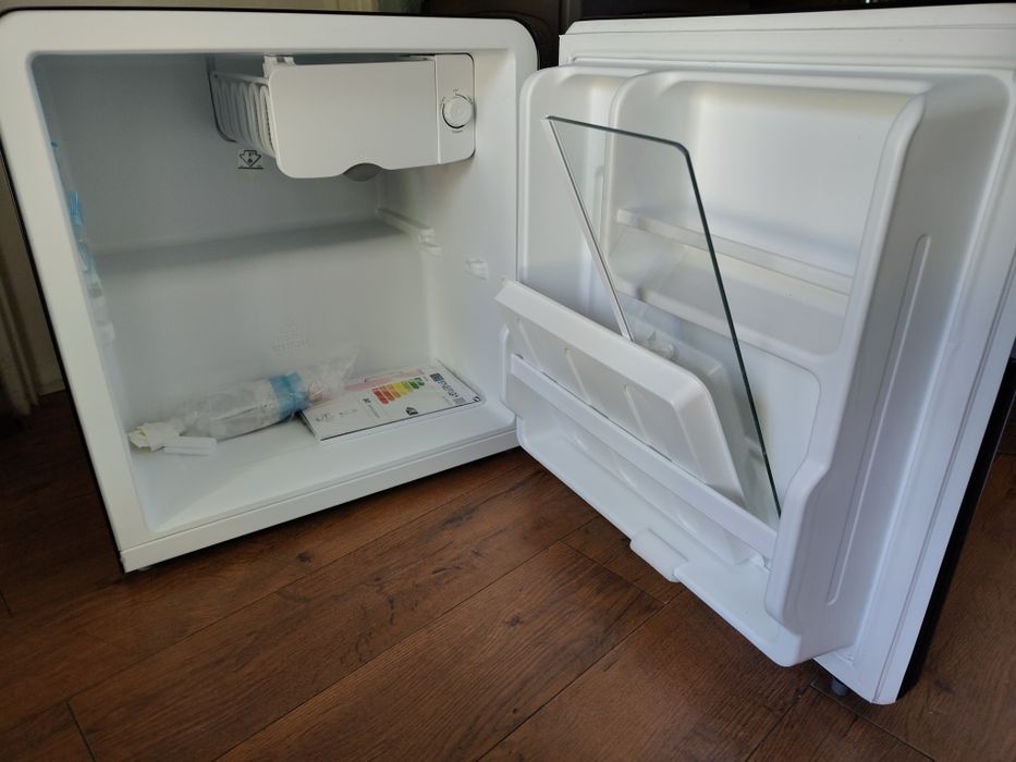 Lodówka hotelowa Comfee minibar czarna retro