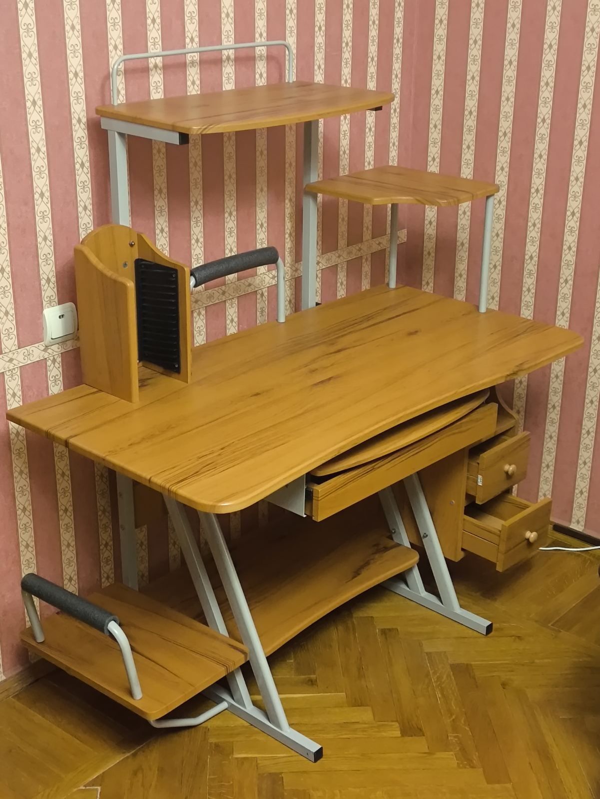 Комп'ютерний,геймірскій письмовий стіл б/у в гарному стані (подарунок)