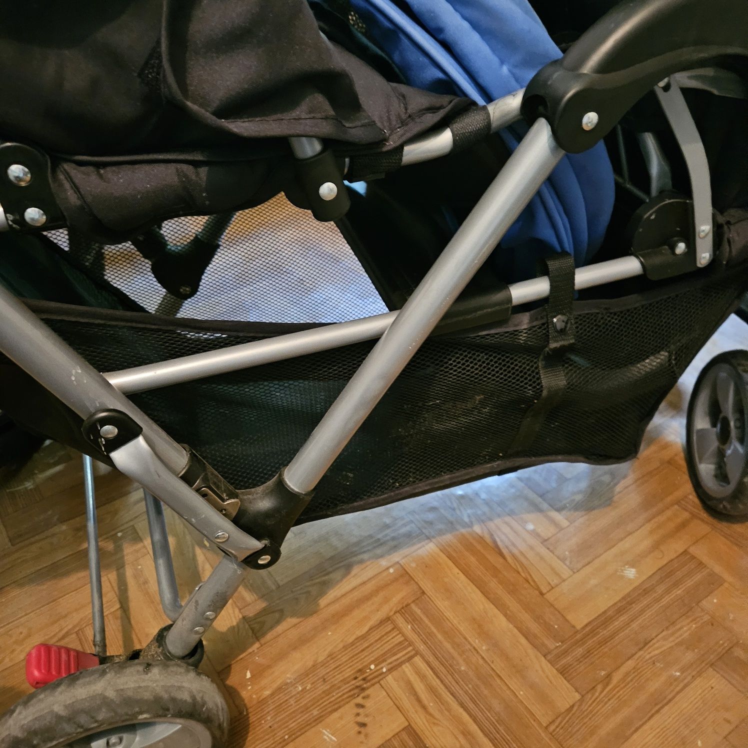 Wózek podwójny z przodu spacerowy z tyłu siedzenie i leżenie.
