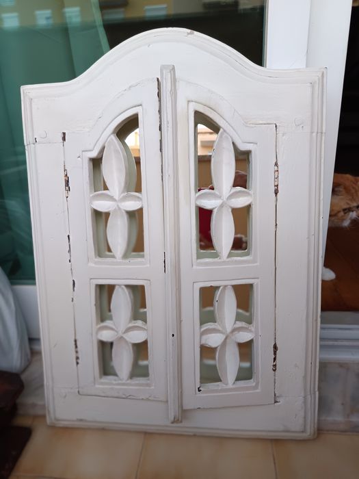 Janela de madeira com espelho para pendurar