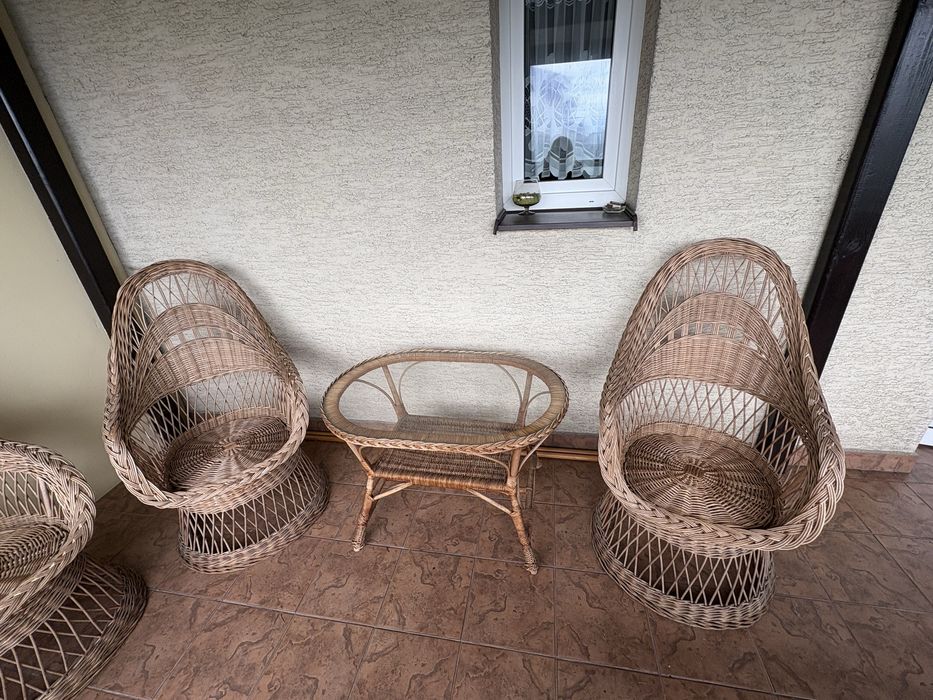 Komplet stół szklany i krzesła wiklinowe brązowe okrągłe na kole