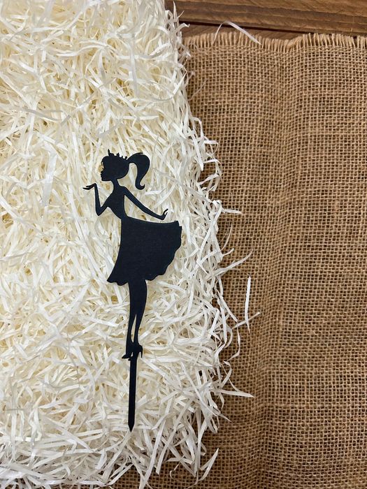 Czarny topper na tort księżniczka wysyła buziaka