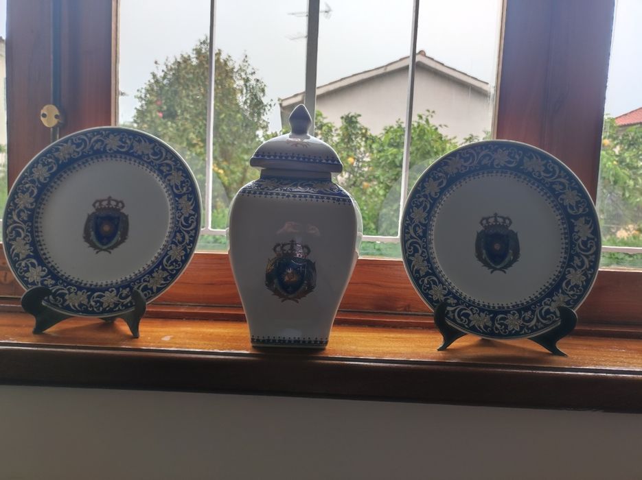 Pratos e pote decorativos