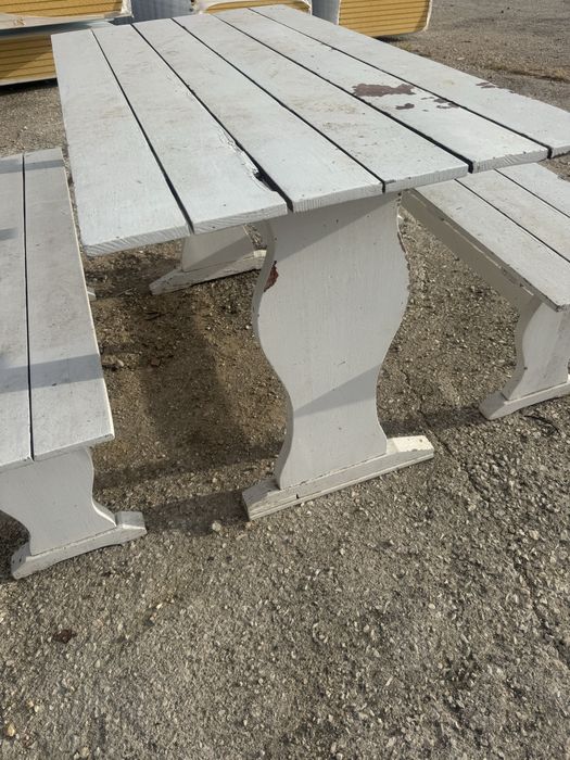 Conjunto de mesa e bancos em madeira