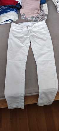 Białe spodnie jeansy Bershka