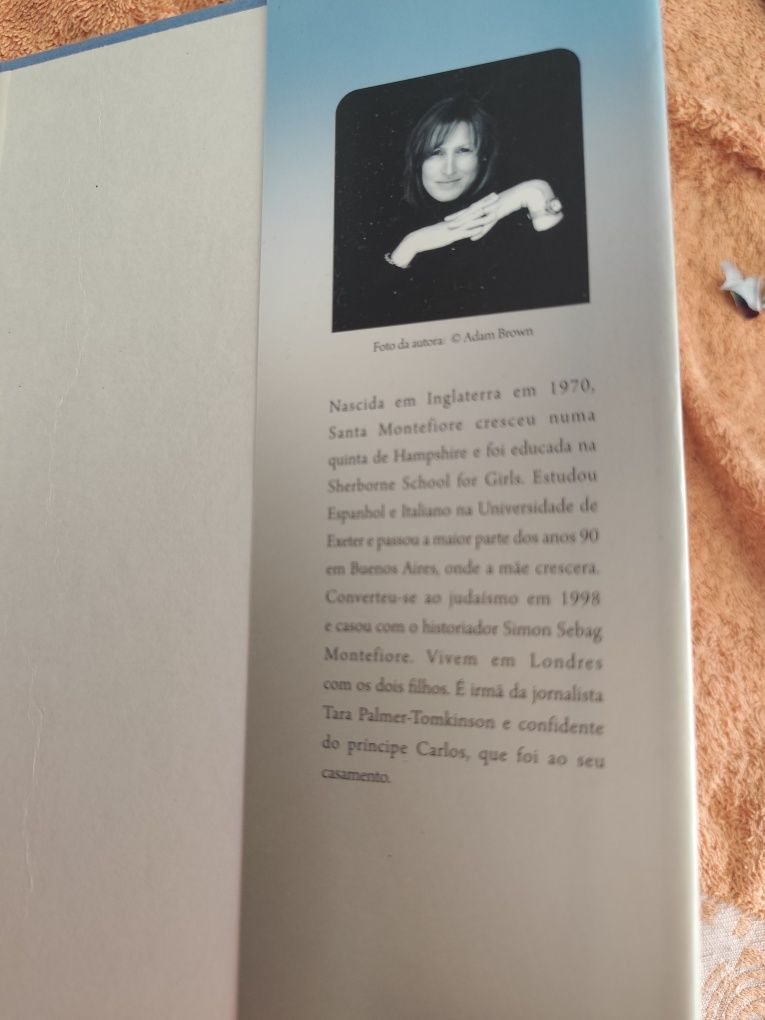 Livro da escritora Santa Montefiore, portes incluídos