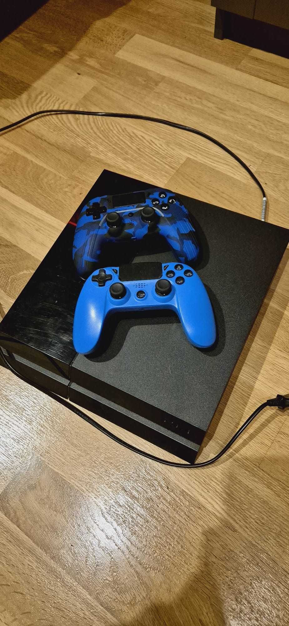PlayStation 4 + 2 pady i 2 gry