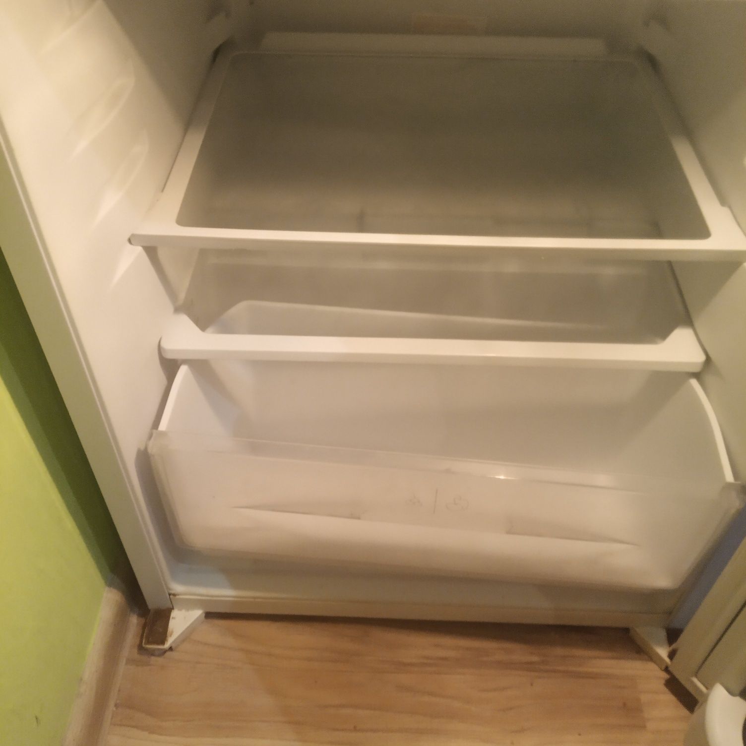 mała lodówka INDESIT z zamrażarnikiem