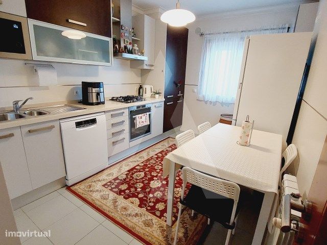 Apartamento T2 para arrendar, junto ao Centro Comercial Glicínias