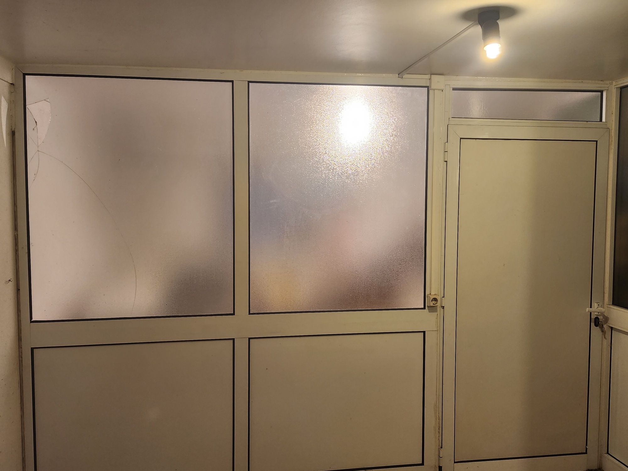 Divisória em Caixilharia de aluminio com porta de 95 x 200