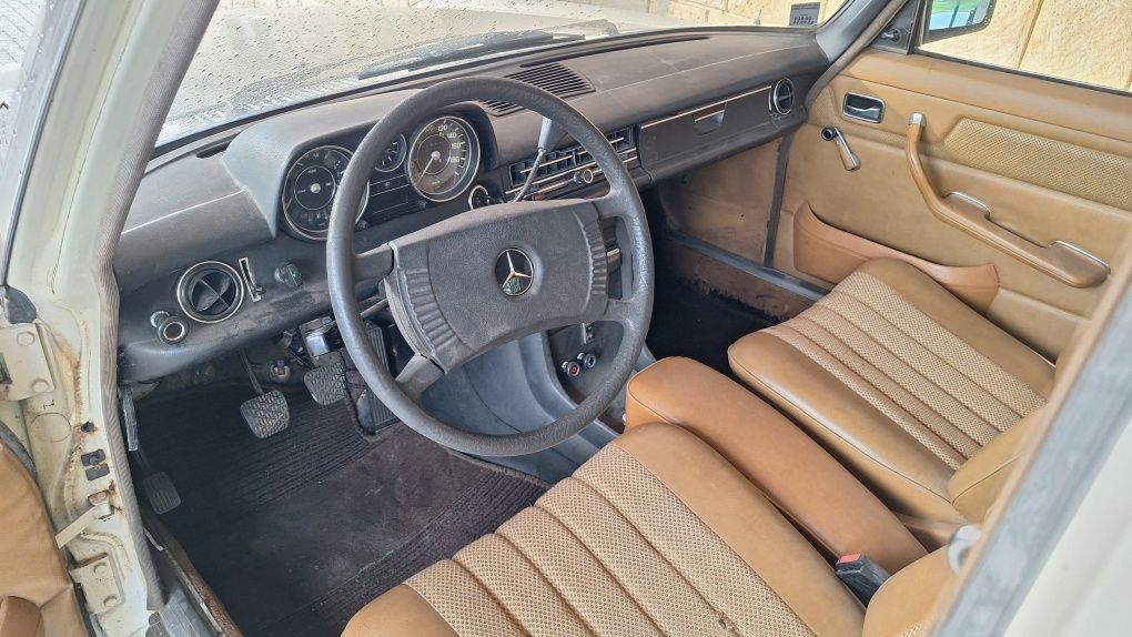 Ładny 50-letni mercedes w115