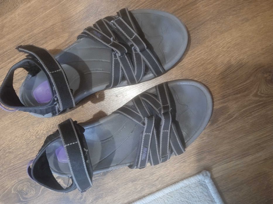 Продам жіночі сандалі бренду Teva