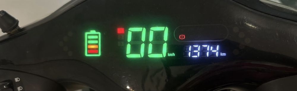 Vendo scooter elétrica em ótimo estado, com apenas 1.374 km reais